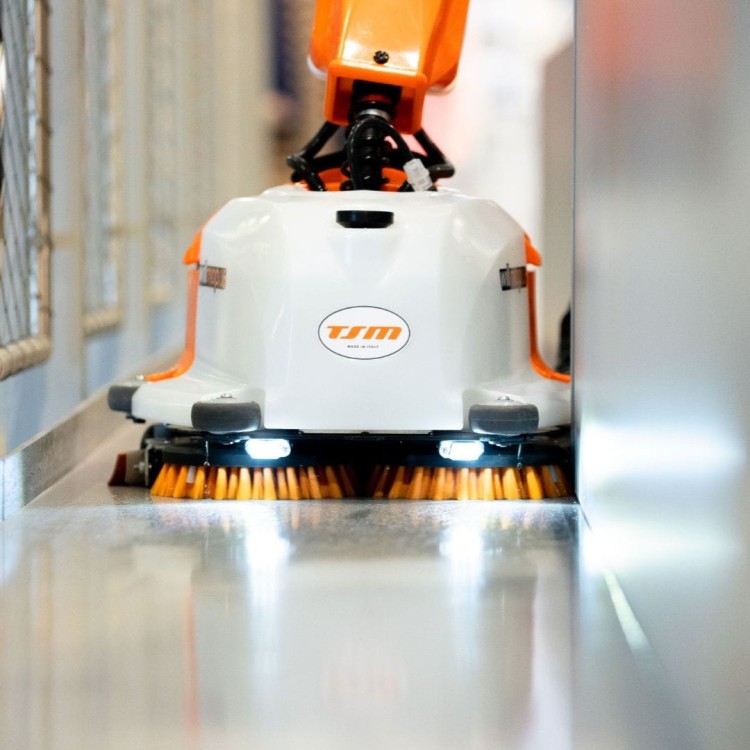 maszyna-czyszczaca-szorowarka-do-podlog-willmop-50-tsm (6).jpg