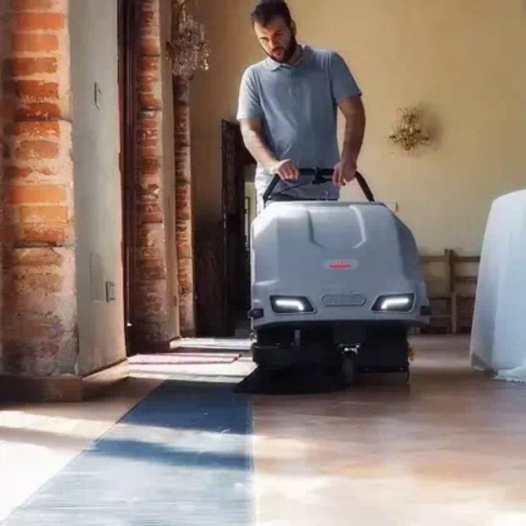 profesjonalna-zamiatarka-bateryjna-sc500-comac (5).jpg